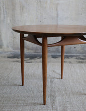 Load image into Gallery viewer, Mid Century Modern Heritage Henredon Side Table
