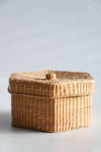 Load image into Gallery viewer, Woven Basket With Lid
