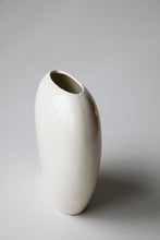 Load image into Gallery viewer, Mid Century Modern Hyalyn 866 USA Vase
