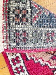 Mini Vintage Hand Knotted Wool Rug l