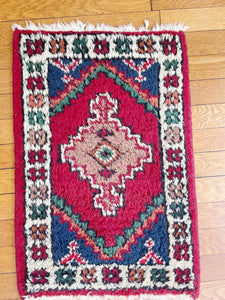 Mini Vintage Hand Knotted Wool Rug l